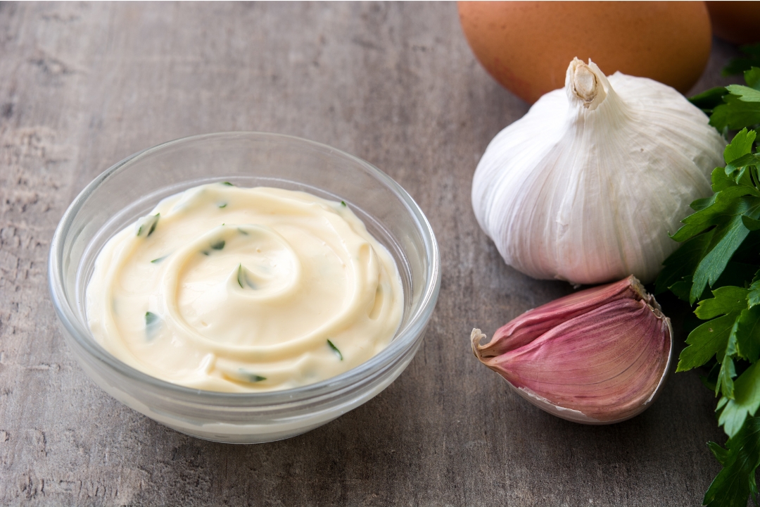 Alioli casero con aceite de oliva virgen extra: la receta tradicional que no falla